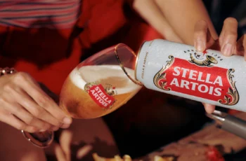 Stella Artois: Elegancia Belga y Sabor Inconfundible - Entre Cocteles