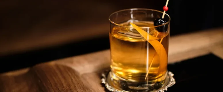 El Rey de la Mixología: Dominando el Arte del Clásico Old Fashioned - Entre Cocteles