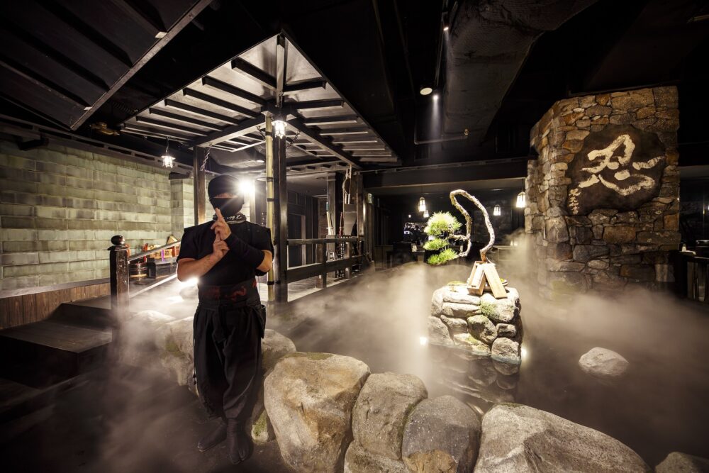 Sumérgete en las Sombras: Descubre la Experiencia Única del Ninja Bar en Tokio - Entre Cocteles