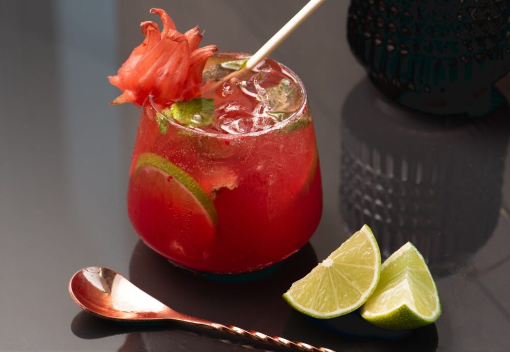 La Coctelería Vuelve a sus Raíces: El Auge de los Cócteles Botánicos y de Jardín - Entre Cocteles