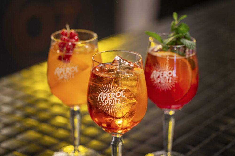 El Fenómeno Naranja: El Aperol Spritz Perfecto en Casa - Entre Cocteles