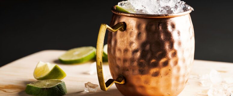 La Leyenda Refrescante: El Clásico Moscow Mule y el Secreto de su Magia - Entre Cocteles