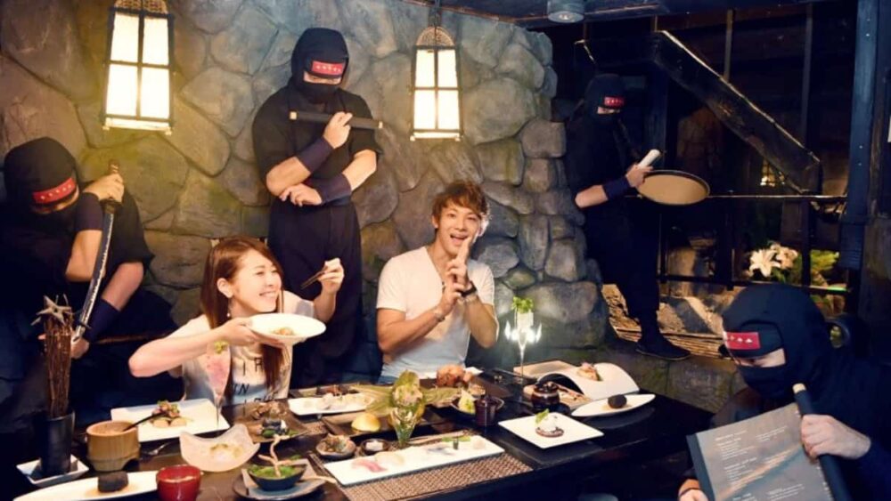 Sumérgete en las Sombras: Descubre la Experiencia Única del Ninja Bar en Tokio - Entre Cocteles