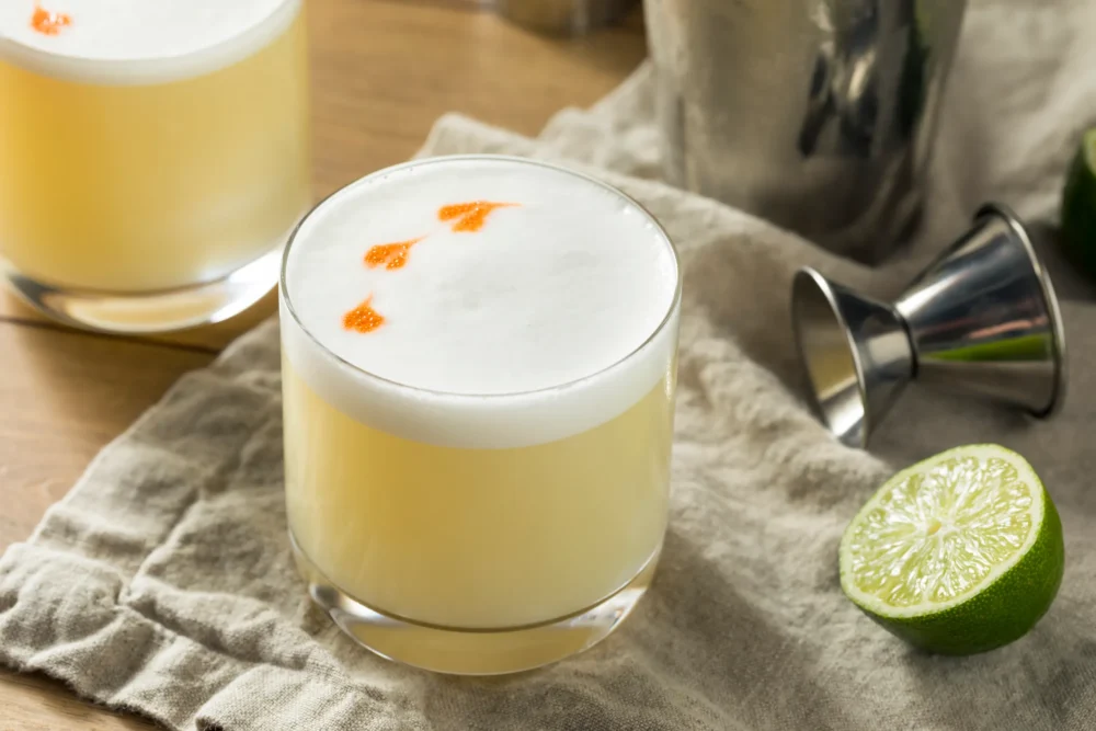Pisco Sour: La Receta Definitiva del Cóctel Clásico que Conquista Paladares - Entre Cocteles