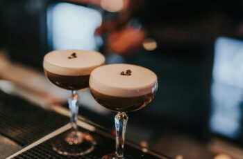 El Espresso Martini: La Receta Definitiva del Clásico de los 90 que Vuelve a Ser Tendencia - Entre Cocteles
